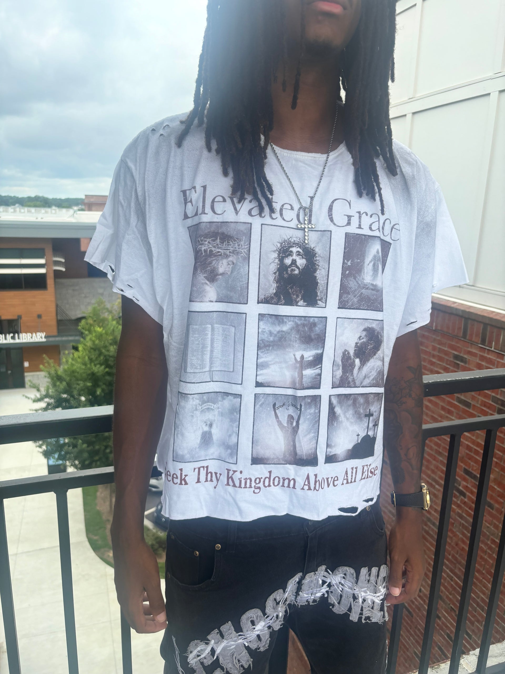 White distressed "Kingdom" Tee